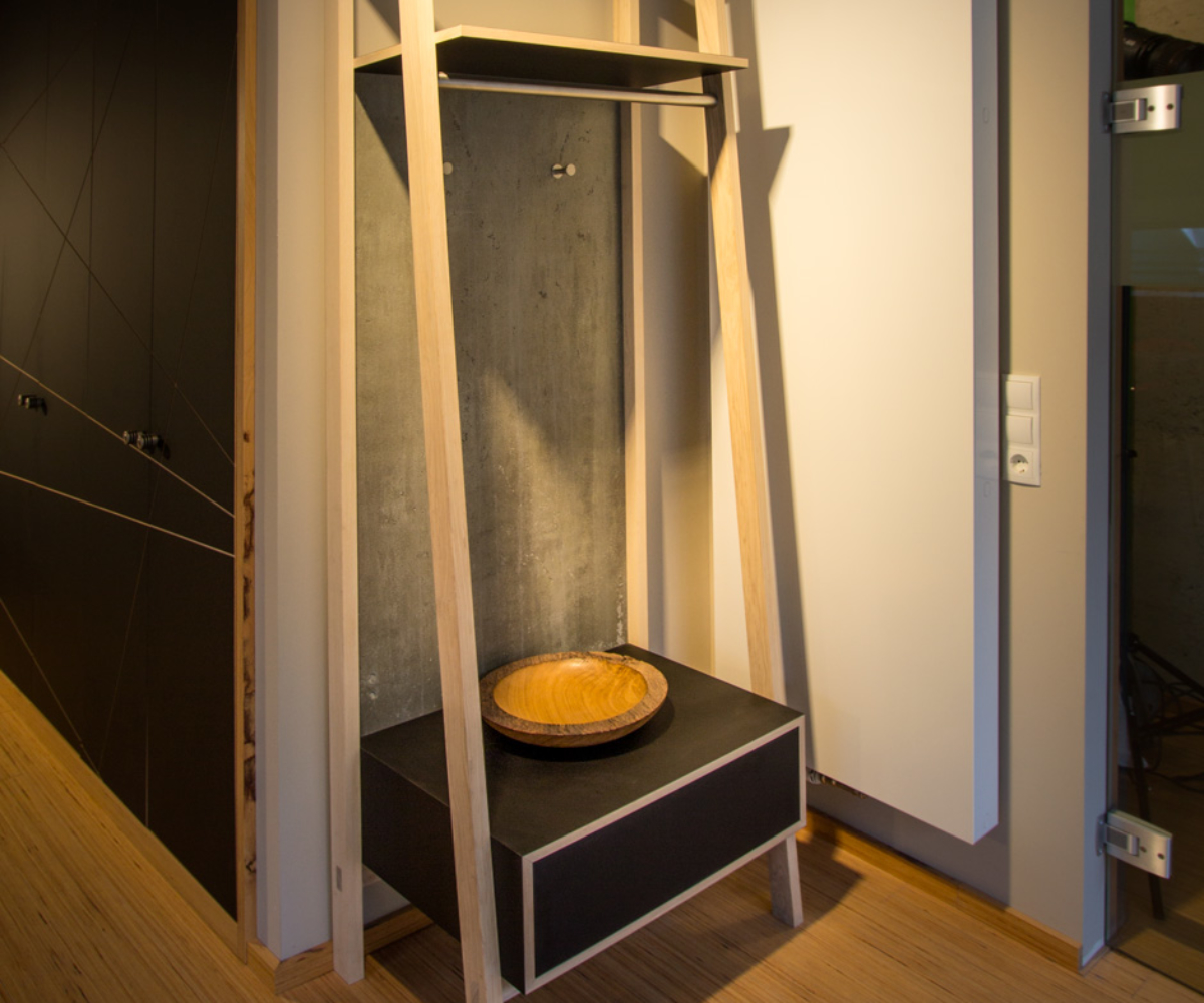 Garderobe_die-tischlertekten_showroom_holz_metall_kombination_westerwald