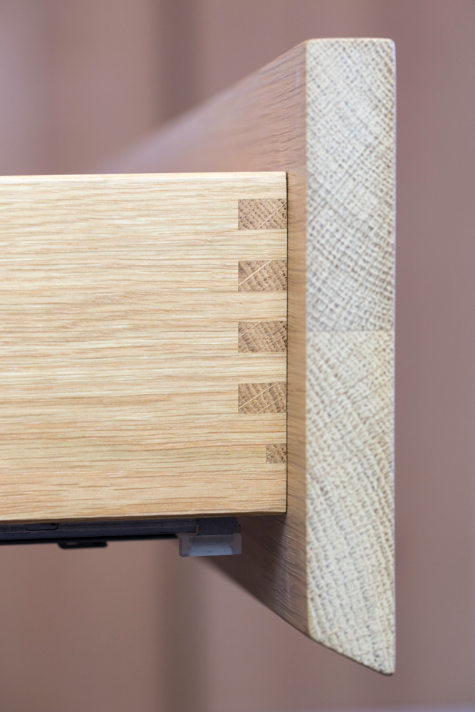Sauber gefertigte Küchenschublade aus Massivholz