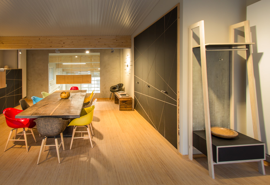 einbauschrank_esstisch_Garderobe_kuechenzeile_holz_die-tischlertekten_individuell_kreativ_tischler_schreiner_showroom