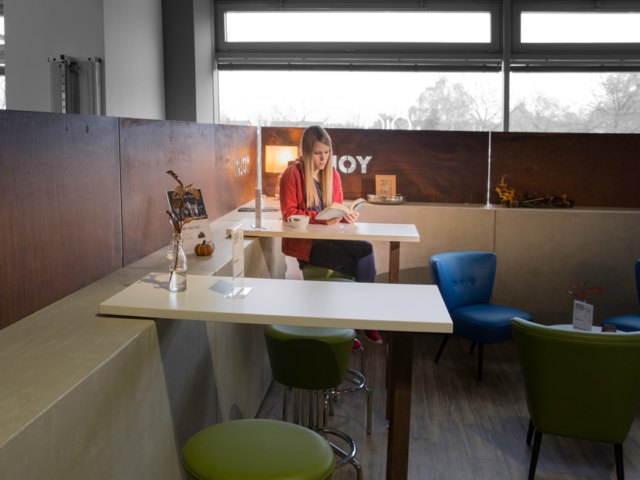 lounge_ecke_trennwand_beton-like_holz_metall_mix_gemuetlich_relax_entspannung_kaffee_tischlertekten_schreinerei