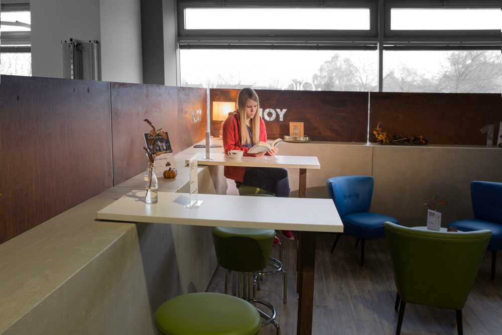 lounge_ecke_trennwand_beton-like_holz_metall_mix_gemuetlich_relax_entspannung_kaffee_tischlertekten_schreinerei