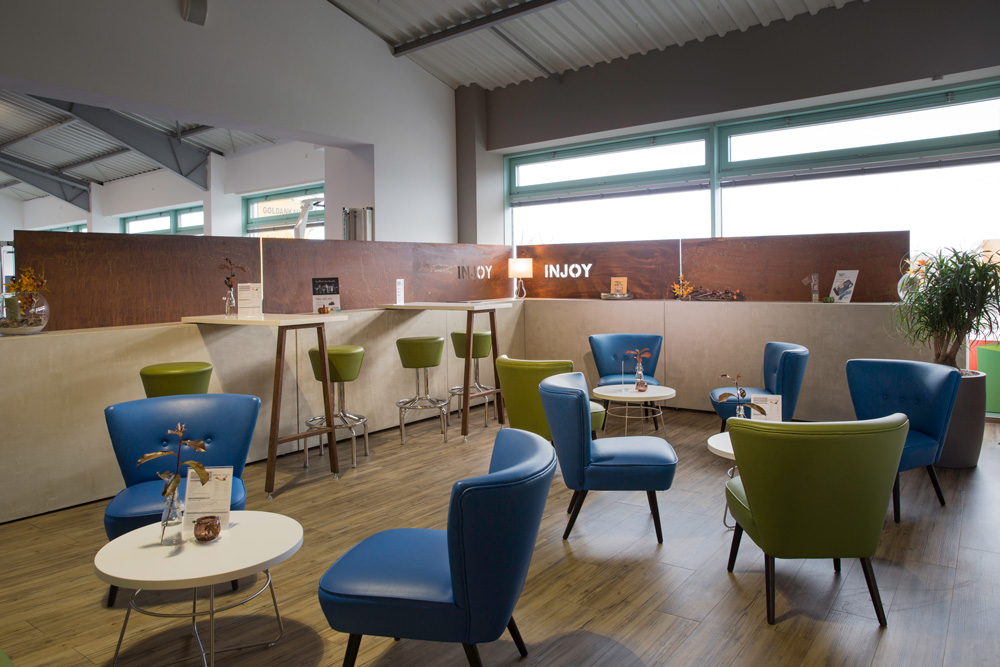 lounge_kaffee_sitzecke_trennwand_holz_beton_metall_modern_tischlertekten_schreinerei_westerwald