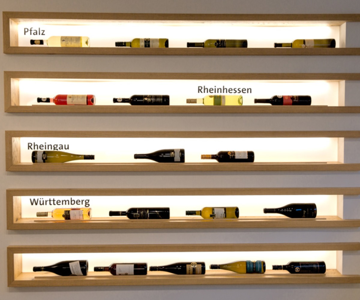 regale_licht_die-tischlertekten_wein_weinhandel_holz_rustikal_modern_ladenbau